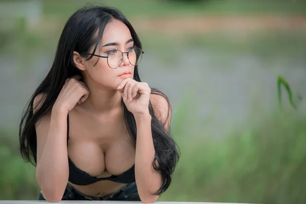 セクシーなアジアの女性の肖像画は フィールド上の黒ブラを着用 — ストック写真