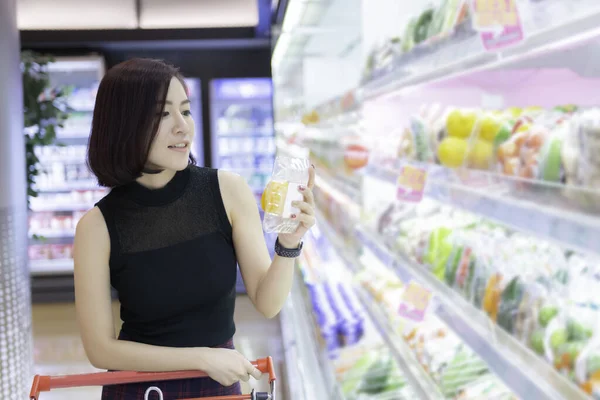 Bela Ásia Mulher Andando Compras Supermercado — Fotografia de Stock