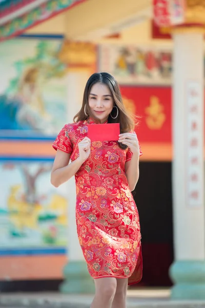 Retrato Hermosa Mujer Asiática Vestido Cheongsam Tailandia Personas Concepto Feliz —  Fotos de Stock