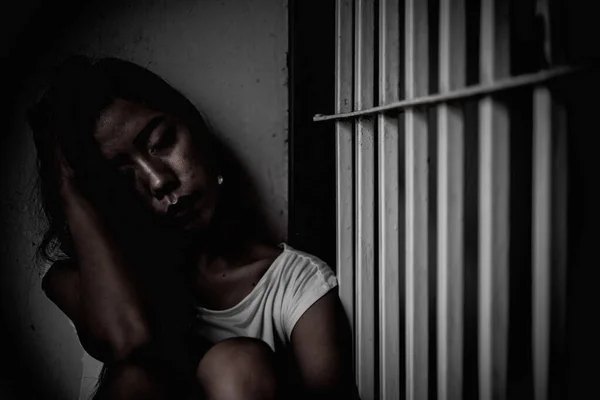 Hände Von Frauen Die Verzweifelt Versuchen Das Eiserne Gefängnis Fangen — Stockfoto