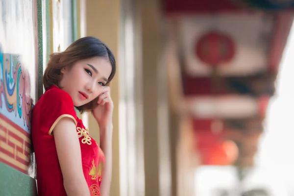 Retrato Bela Mulher Asiática Vestido Cheongsam Conceito Feliz Ano Novo — Fotografia de Stock