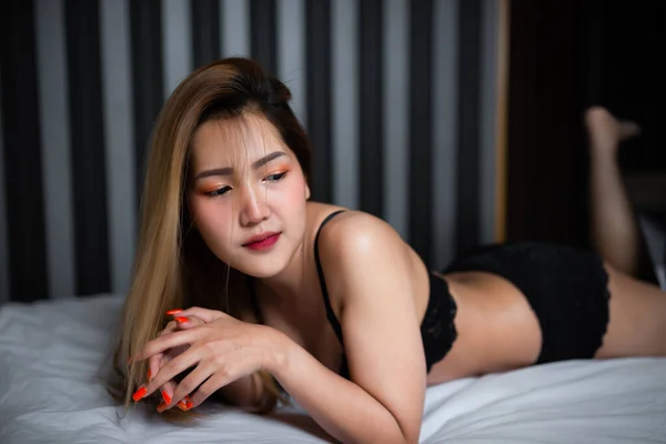 亚洲性感女人的画像躺在床上 泰国人穿胸罩拍照 — 图库照片