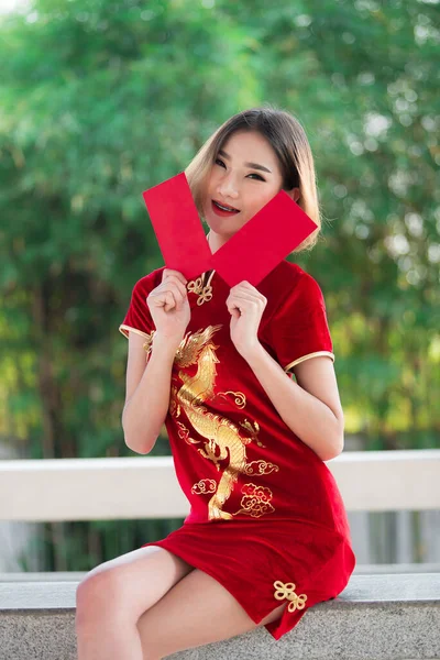 Ritratto Bella Donna Asiatica Abito Cheongsam Felice Concetto Capodanno Cinese — Foto Stock