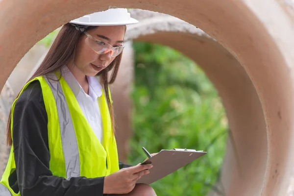 Asiatischer Ingenieur Auf Der Baustelle Eines Großen Bauprojekts — Stockfoto