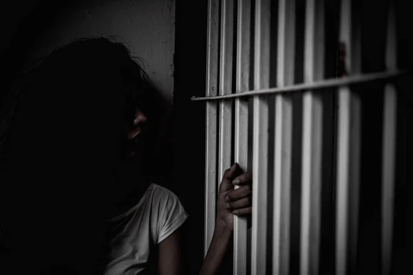 Χέρια Γυναικών Απελπισμένων Πιάσουν Την Σιδερένια Φυλακή Έννοια Του Φυλακισμένου — Φωτογραφία Αρχείου