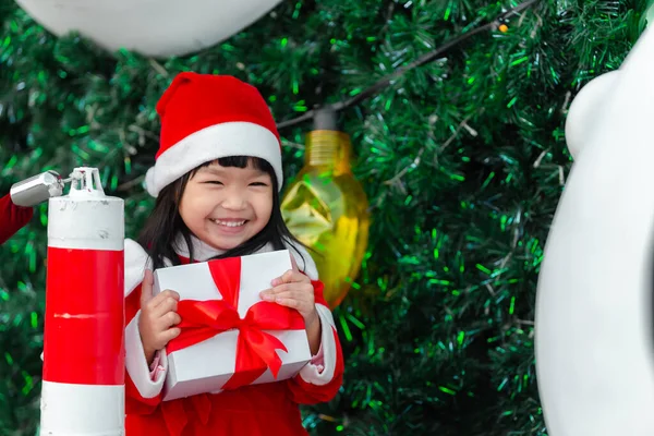 Ritratto Carina Asiatica Bambina Indossare Vestito Babbo Natale Felice Vicino — Foto Stock