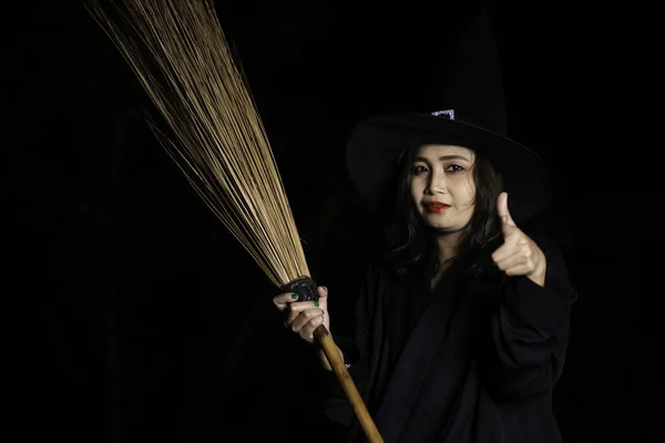 Retrato Bela Mulher Asiática Vestindo Traje Bruxa Fundo Preto — Fotografia de Stock