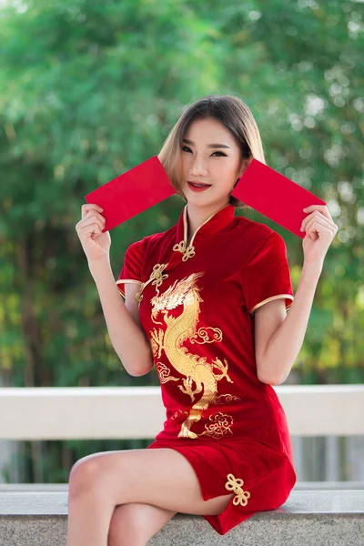 清サムのドレスの肖像画の美しいアジアの女性 幸せな中国の新年のコンセプト — ストック写真