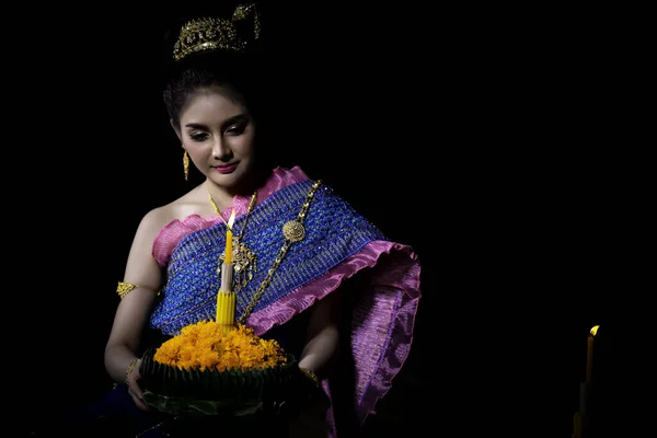 Retrato Bela Mulher Asiática Vestido Tailandês Tradicional Oração Segurar Kratong — Fotografia de Stock