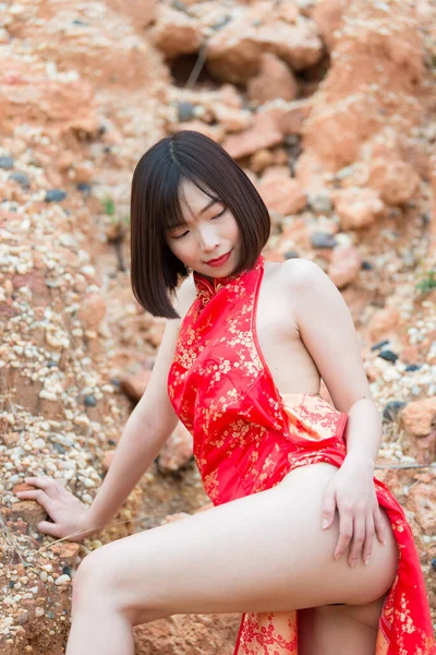Porträtt Vacker Asiatisk Sexig Kvinna Cheongsam Klänning Poserar Utomhus — Stockfoto