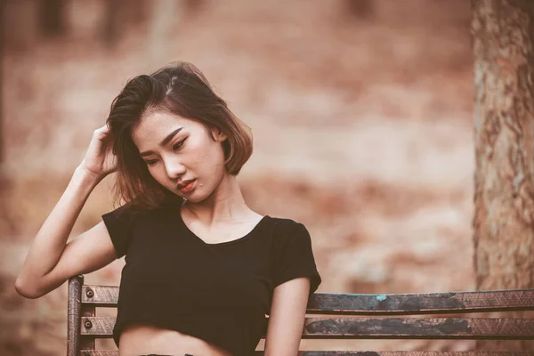 Asiático Hermosa Chica Sentir Solo Bosque Triste Mujer Concepto — Foto de Stock