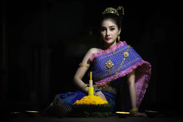 Ritratto Bella Donna Asiatica Abito Tailandese Tradizionale Preghiera Hold Kratong — Foto Stock