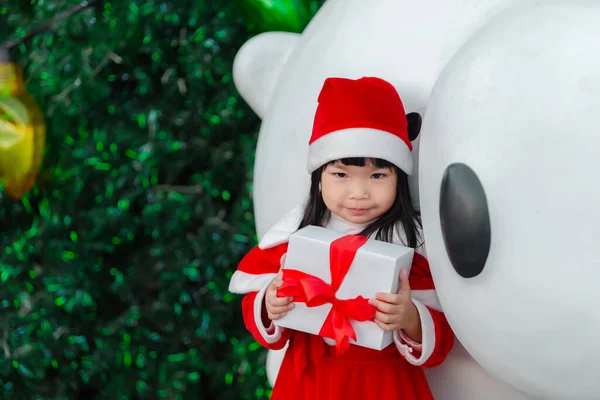 Portret Van Schattig Aziatisch Klein Meisje Dragen Kerstman Jurk Gelukkig — Stockfoto