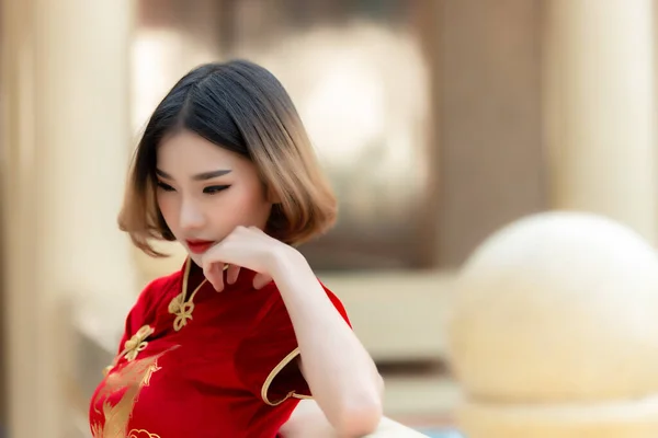 Retrato Bela Mulher Asiática Vestido Cheongsam Conceito Feliz Ano Novo — Fotografia de Stock