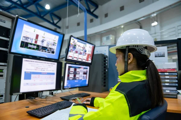 Dentro Gran Fábrica Industria Ingeniera Informática Femenina Que Trabaja Computadora — Foto de Stock