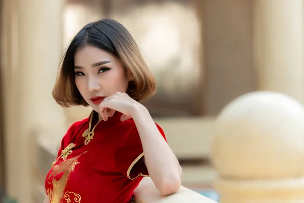 Retrato Hermosa Mujer Asiática Vestido Cheongsam Concepto Feliz Año Nuevo — Foto de Stock