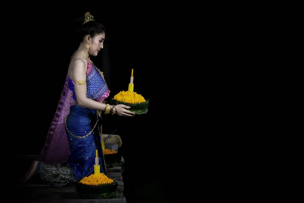 Retrato Hermosa Mujer Asiática Vestido Tailandés Tradicional Celebración Oración Kratong —  Fotos de Stock