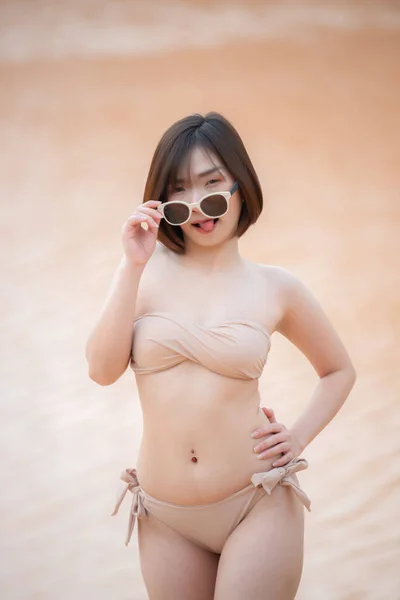 Portret Van Jonge Aziatische Mooie Vrouw Dragen Bikini Side River — Stockfoto
