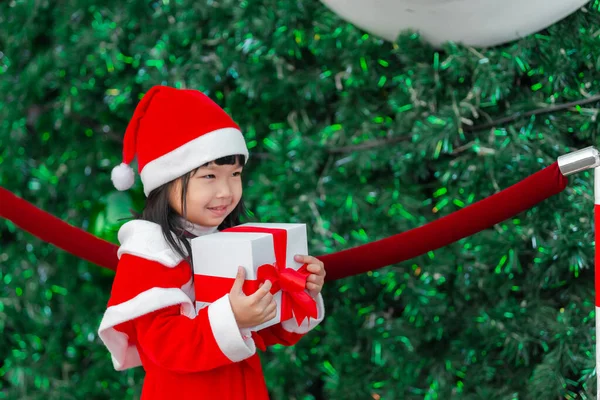 Портрет Милої Азіатської Дівчинки Сукні Санта Щаслива Біля Ялинки — стокове фото