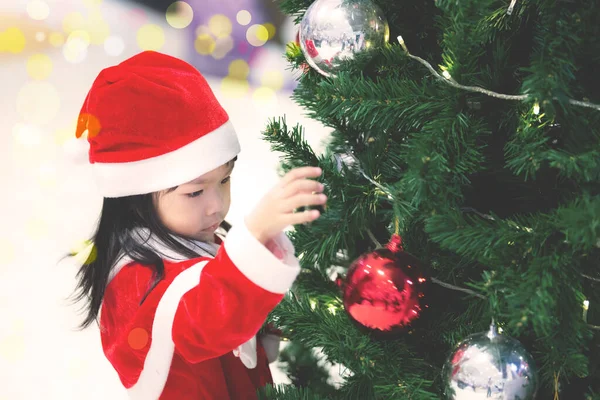 Portret Van Schattig Aziatisch Klein Meisje Dragen Kerstman Jurk Gelukkig — Stockfoto