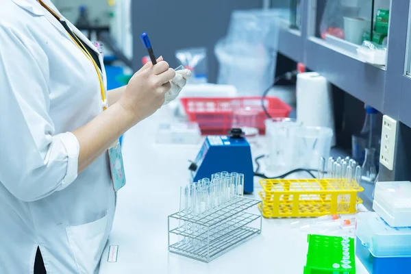 Científico Asiático Trabajando Laboratorio Haciendo Experimentos Para Producto — Foto de Stock