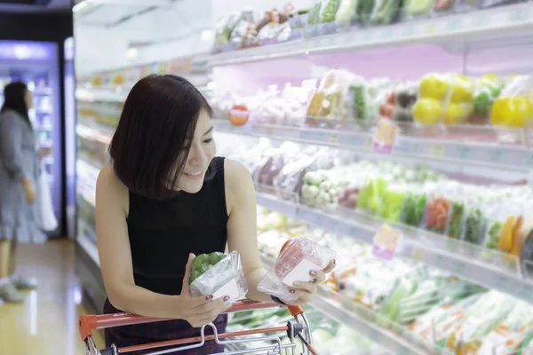 Bella Donna Asiatica Piedi Shopping Supermercato — Foto Stock