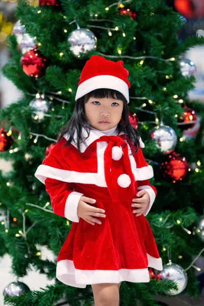 可爱的亚洲小女孩穿着圣诞老人附近快乐的桑塔服装的画像 — 图库照片