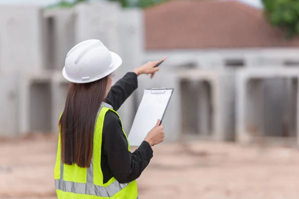 Asiatischer Ingenieur Auf Der Baustelle Eines Großen Bauprojekts — Stockfoto