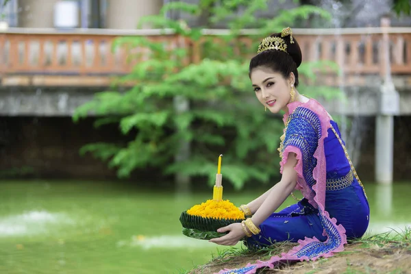 Retrato Hermosa Mujer Asiática Vestido Tailandés Tradicional Celebración Oración Kratong — Foto de Stock