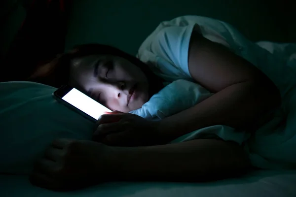 Mulher Asiática Jogando Jogo Smartphone Cama Noite Pessoas Tailândia Mídia — Fotografia de Stock