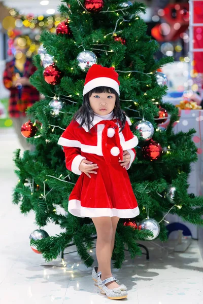 可爱的亚洲小女孩穿着圣诞老人附近快乐的桑塔服装的画像 — 图库照片