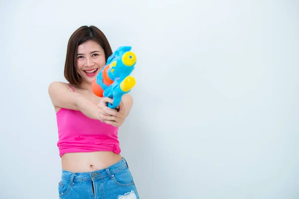 Asiatica Donna Sexy Con Pistola Acqua Mano Sfondo Bianco Festival — Foto Stock