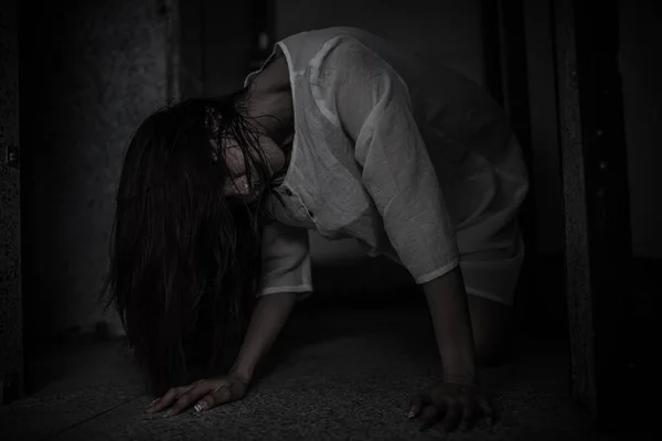 Porträt Einer Asiatischen Frau Schminken Geistergesicht Horrorszene Gruseliger Hintergrund Halloween — Stockfoto