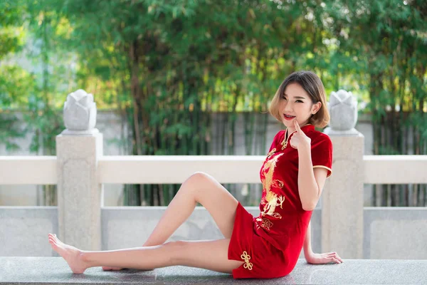 Portret Pięknej Azjatyckiej Kobiety Sukience Cheongsam Happy Chinese Koncepcja Nowego — Zdjęcie stockowe