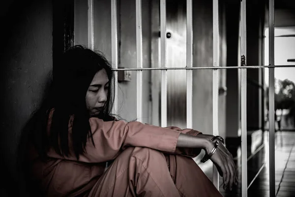 Nők Kezei Akik Kétségbeesetten Próbálják Elkapni Vasbörtönt Fogoly Koncepció — Stock Fotó