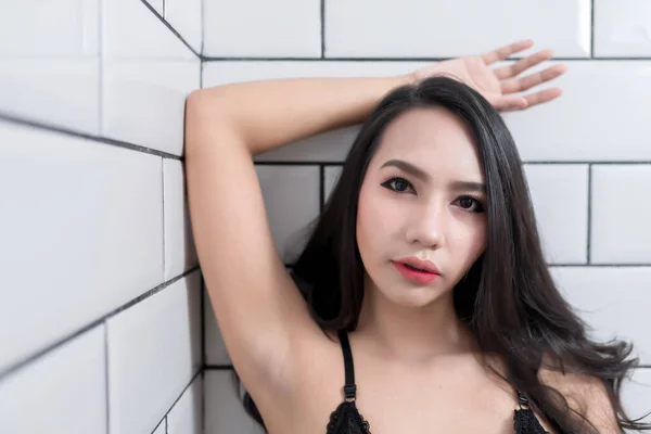 Porträt Von Asiatisch Sexy Frau Posiert Drinnen — Stockfoto