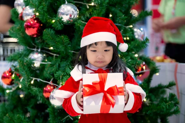 Portret Van Schattig Aziatisch Klein Meisje Dragen Kerstman Jurk Gelukkig — Stockfoto