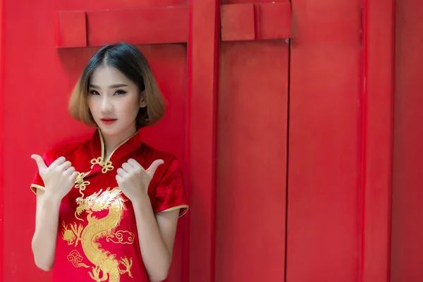 Porträtt Vacker Asiatisk Kvinna Cheongsam Klänning Happy Chinese Nyårskoncept — Stockfoto