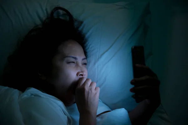 Mujer Asiática Jugando Teléfono Inteligente Cama Por Noche Tailandia Personas — Foto de Stock