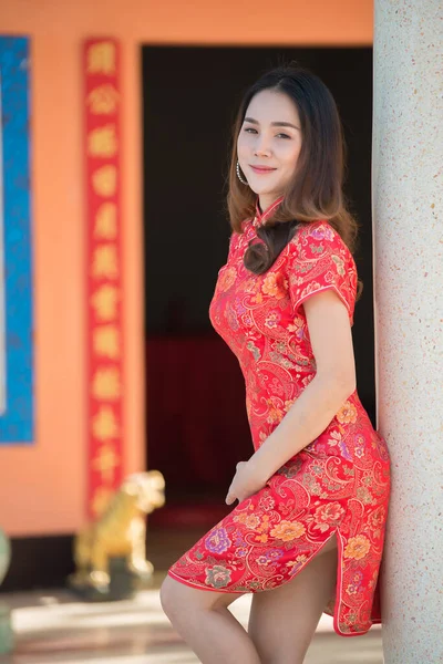 Retrato Bela Mulher Asiática Vestido Cheongsam Tailândia Pessoas Conceito Feliz — Fotografia de Stock