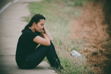 Asyalı güzel kız ormanda kendini yalnız hissediyor, üzgün kadın konsepti.