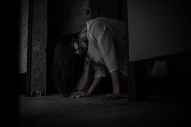 Asyalı kadın portresi hayalet yüzü, korku sahnesi, korkunç arka plan, Cadılar Bayramı posteri. 