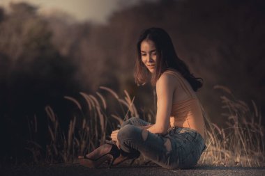 Güzel Taylandlı kadın dışarıda oturan karşılıksız aşktan çok üzgün. 