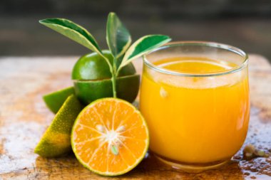 Portakal suyu ve portakal meyvesi.