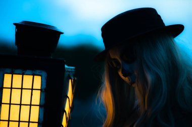 Asyalı kadın portresi hayalet yüzü, korku sahnesi, korkunç arka plan, Cadılar Bayramı posteri. 