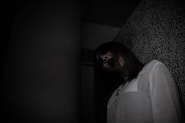 Asyalı kadın portresi hayalet yüzü, korku sahnesi, korkunç arka plan, Cadılar Bayramı posteri. 