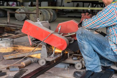 Kamyon parçalarını birleştirmek için kullanılan kaynak makinesi.