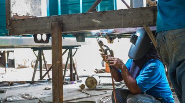 Kamyonun altındaki kirişin çelik kaynaklaması. Çelik çubuğu birleştirmek için ne kadar da ustaca yapılmış. Resim ayrıca yaprak yayı da gösteriyor. Kamyon için özel olarak tasarlanmış..
