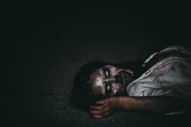 Asyalı kadın portresi hayalet yüzü, korku sahnesi, korkunç arka plan, Cadılar Bayramı posteri. 