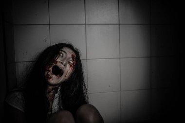 Asyalı kadın portresi hayalet yüzü, korku sahnesi, korkunç arka plan, Cadılar Bayramı posteri. 